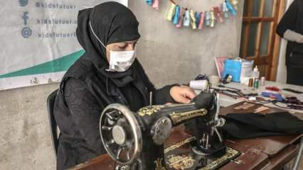 De kleding die door vrijwillige kleermakers uit Idlib wordt gerepareerd, wordt een feest voor kinderen