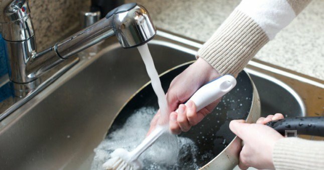 Hoe maak je een verbrande pan schoon?