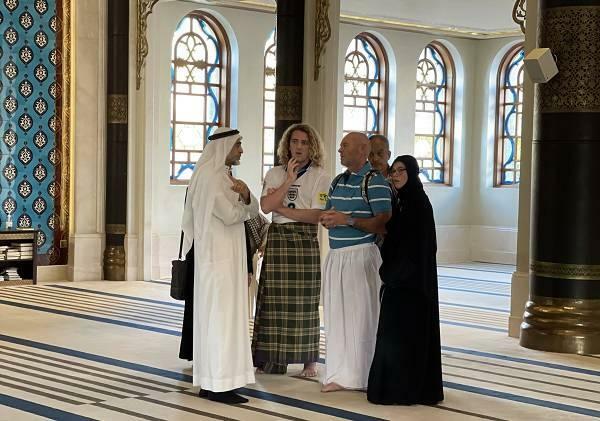 Toeristen in Qatar ontmoeten de schoonheden van de islam