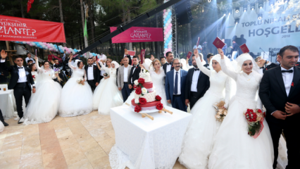 Fatma Şahin koos ervoor om in Gaziantep met 50 stellen te trouwen!