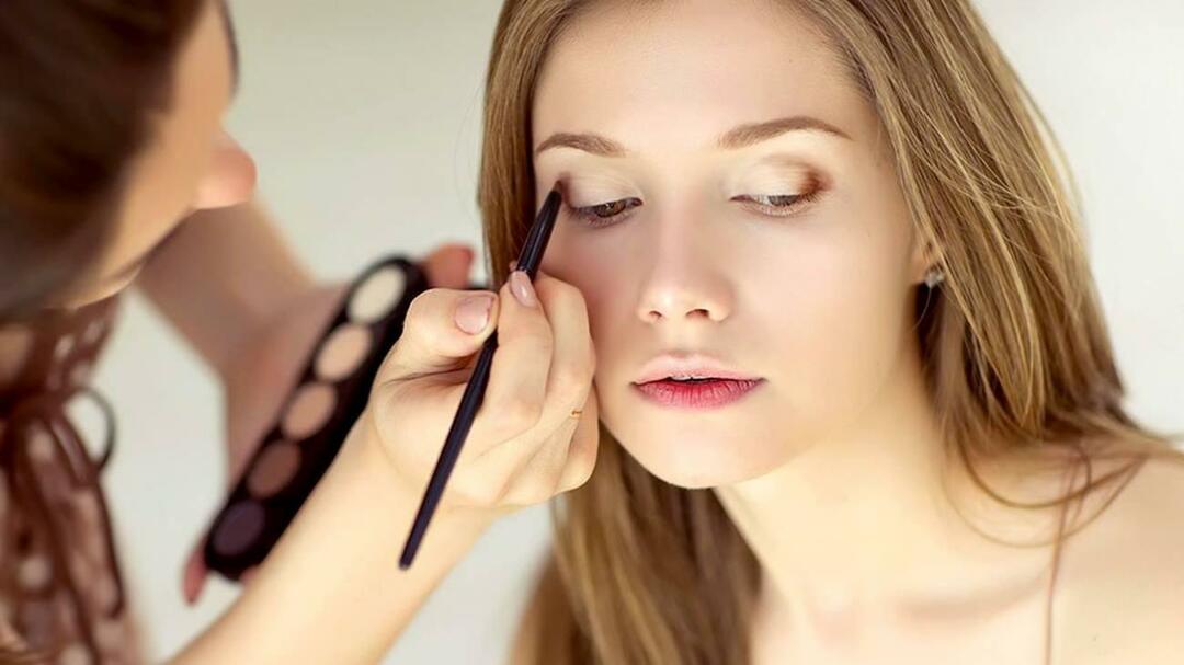 Hoe maak je perfecte make-up? Straal de hele dag met 10 items
