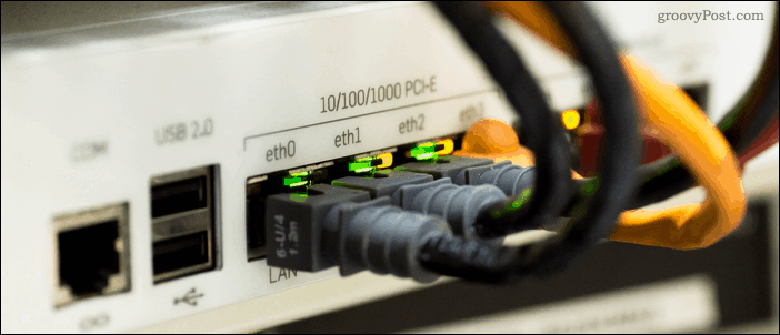 Ethernet-kabels aangesloten op een netwerkswitch