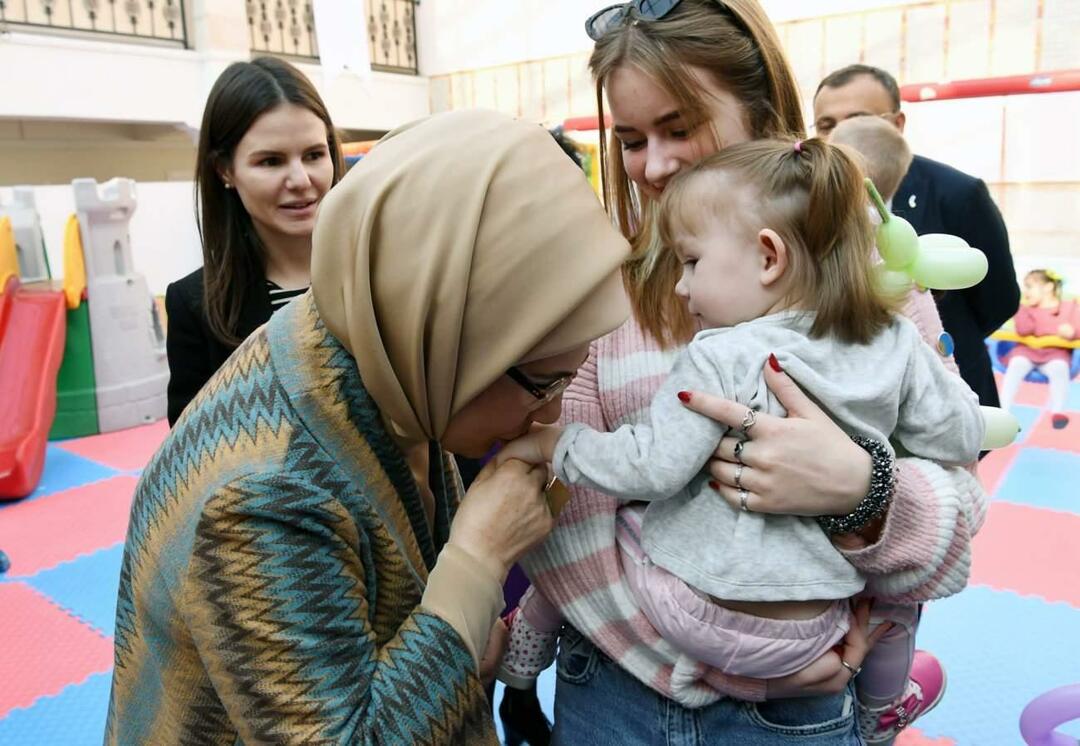 Emine Erdoğan ontmoette weeskinderen die uit Oekraïne waren meegebracht