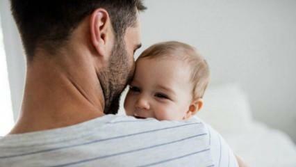Lees geen azan in het oor van de baby! Wie reciteert de azan bij het benoemen van de baby? gebed benoemen