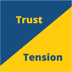Dit is een vierkante illustratie van Seth Godins marketingconcept van vertrouwen en spanning. Het vierkant is een blauwe driehoek linksboven en een gele driehoek rechtsonder. In de blauwe driehoek staat in gele tekst Trust. In de gele driehoek staat in de blauwe tekst Spanning.