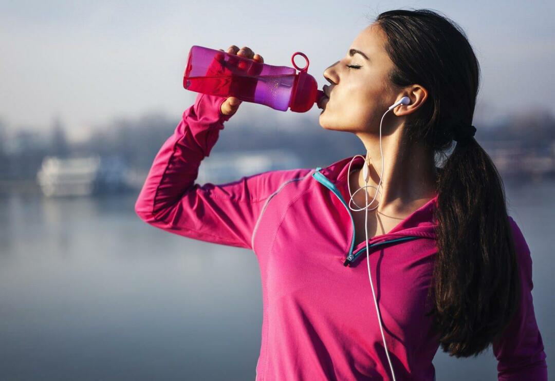 Wat zijn de voordelen van drinkwater voor huid en haar? Verbetert het drinken van veel water de huid?