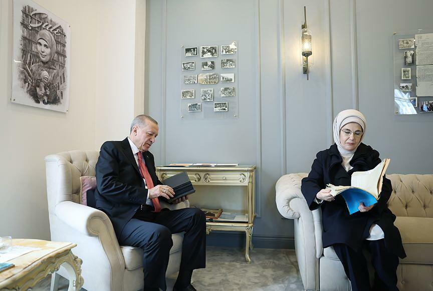 President Erdoğan en Emine Erdoğan toerden door de Şule Yüksel Şenler Foundation