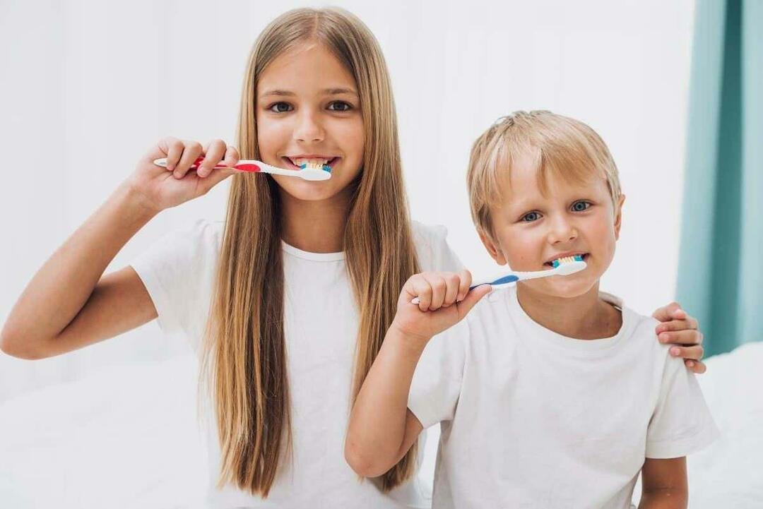 Wanneer moeten kinderen tandheelkundige zorg krijgen? Hoe moet de tandheelkundige zorg voor schoolgaande kinderen zijn?