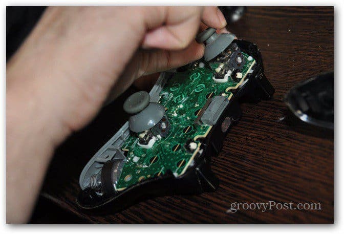 Vervang de analoge thumbsticks van de Xbox 360-controller en verwijder oude sticks