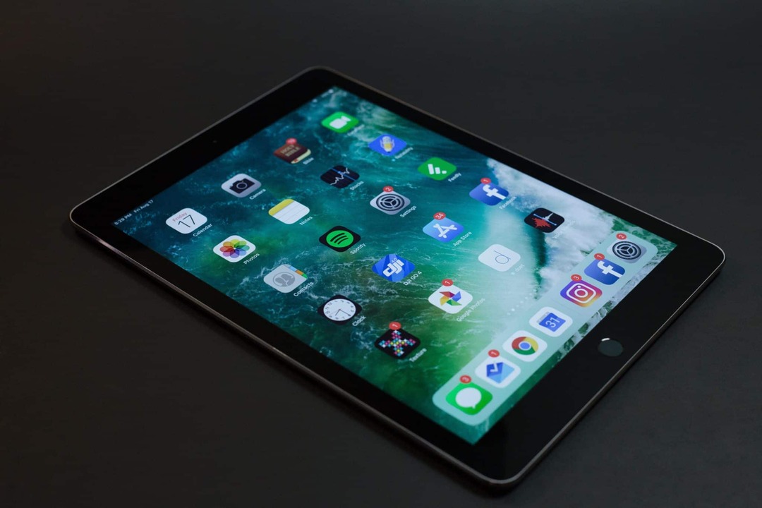 Een iPad op een zwarte tafel