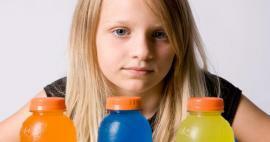 Experts gewaarschuwd! Het drinken van energiedrankjes door kinderen veroorzaakt uitval