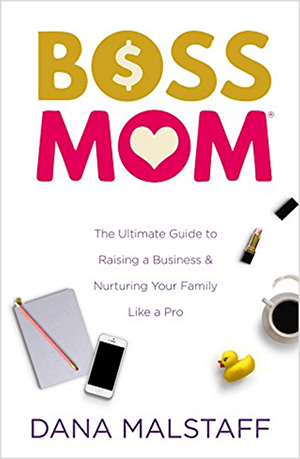 Dit is een screenshot van de boekomslag voor Boss Mom: The Ultimate Guide to Raising a Business & Nurturing Your Family Like a Pro door Dana Malstaff. De woorden in de titel worden respectievelijk in geel en roze weergegeven. Een dollarteken verschijnt in de O in het woord Boss. Er verschijnt een hart in de O in het woord Mom. De hoes heeft een witte achtergrond en een notitieblok, iPhone, rubberen eendje, kopje koffie en open tube roze lippenstift staan ​​onder de titel en slogan.