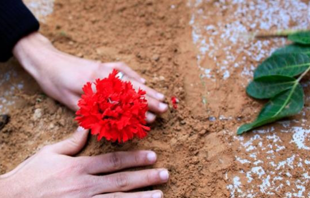 Wat is het gebed van een ernstig bezoek? Welke gebeden worden op de begraafplaats gelezen? Om bloemen op het graf te planten ...