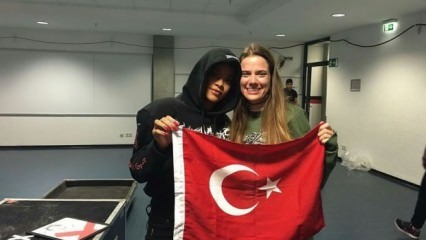 Gebaar van 'Turkse' meisjes uit Rihanna!