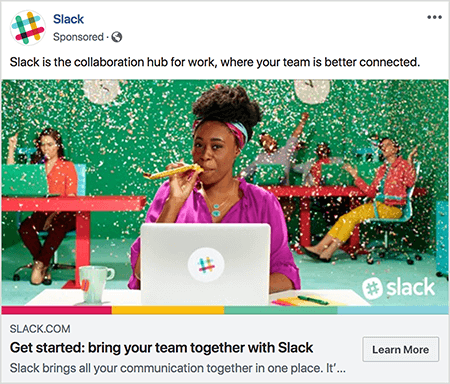 Dit is een screenshot van een Facebook-advertentie voor Slack. In de advertentietekst staat: "Slack is het samenwerkingscentrum voor werk, waar uw team beter verbonden is." In de advertentie-afbeelding zit een zwarte vrouw aan een bureau met een grijze laptop. Haar haar is kort en vastgehouden met een kleurrijke hoofdband. Ze draagt ​​een fuchsia blouse en een turkooizen ketting, en ze blaast door een gele lawaaimaker. Op de achtergrond zitten andere mensen aan bureaus en dragen kleurrijke kleding. Het kantoor is felgroen geverfd en er valt confetti van het plafond. Talia Wolf raadt het gebruik van foto
