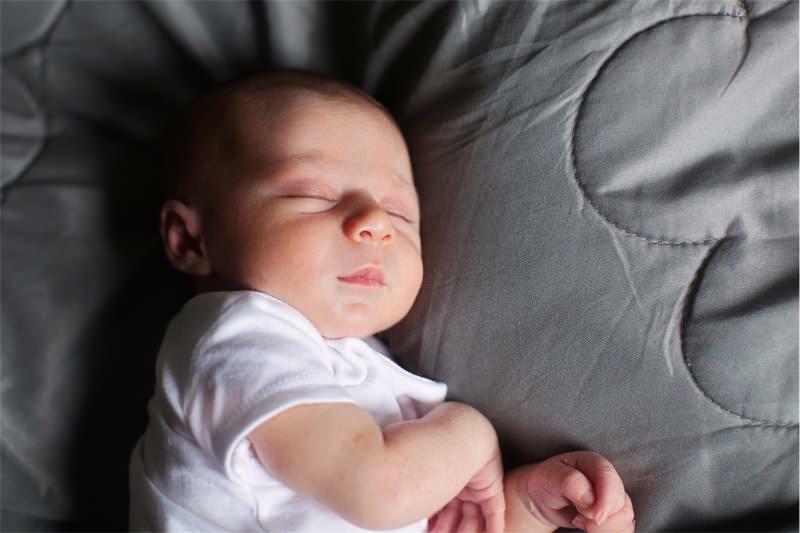 Waar moet de pasgeboren baby slapen?