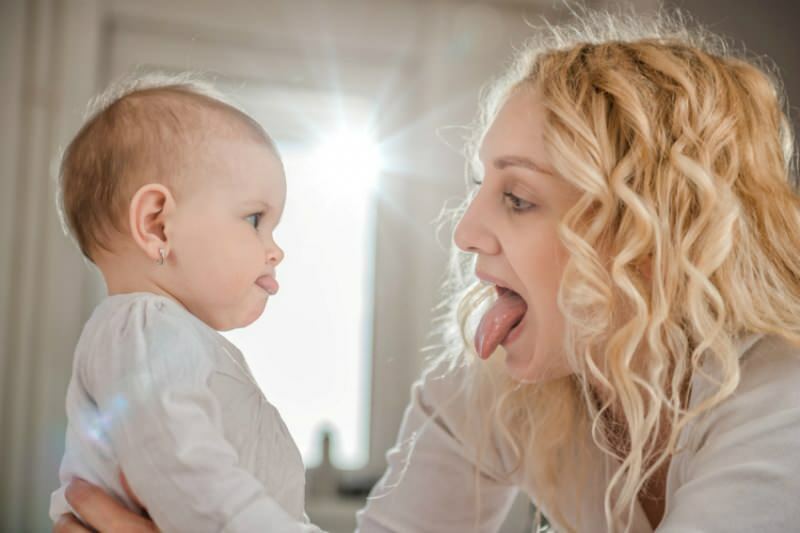 Waarom bindt taal bij baby's? Symptomen van tongbinding bij zuigelingen