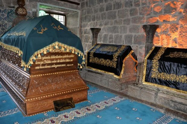 Diyarbakir-vrouwen breien voor de graven van de profeten