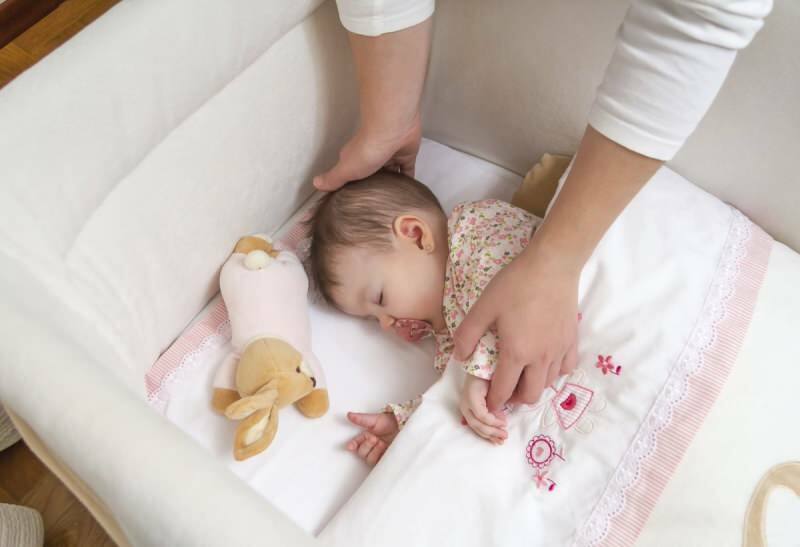 Stortingsmethoden voor pasgeboren baby's! Moeten baby's opzij worden gelegd?