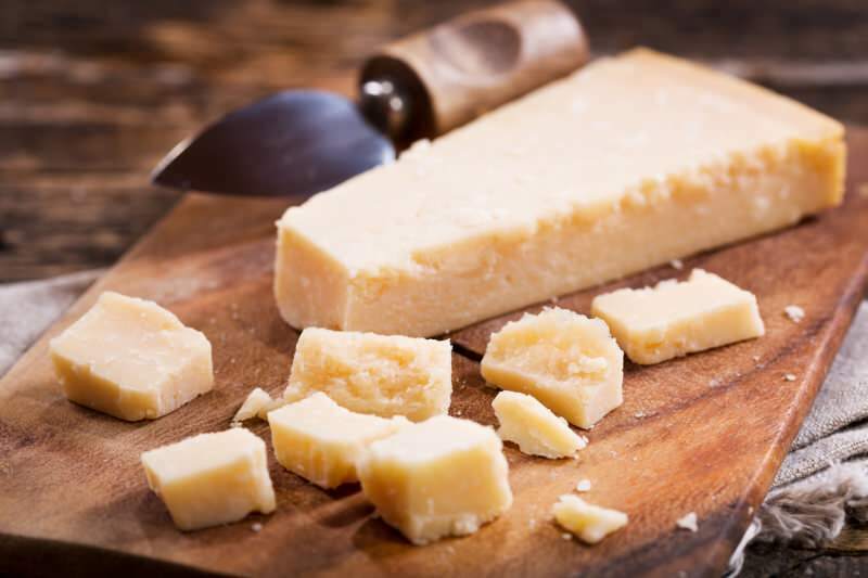 Wat is Parmezaanse kaas en hoe wordt het gemaakt? Welke gerechten worden gebruikt met Parmezaanse kaas?