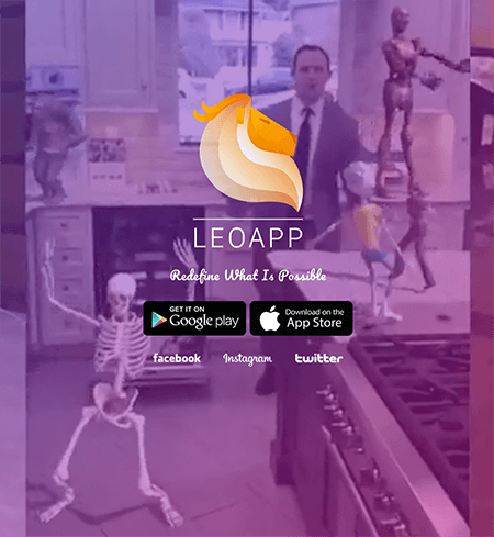 Dit is een screenshot van de startpagina van de Leo AR-app. De achtergrond heeft een paarse tint en toont een man die danst in zijn keuken met een geanimeerd skelet, een geanimeerd kind in een geel T-shirt en korte broek, en een geanimeerde androïde. In het midden staat de app-naam en knoppen om de app te vinden in Google Play en de App Store.