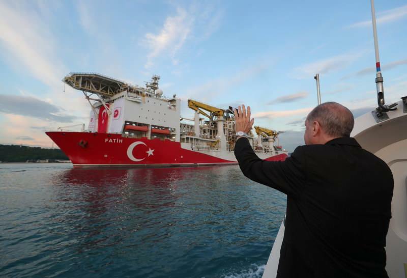 Veroverend schip dat aardgasreserves vindt in de Zwarte Zee 
