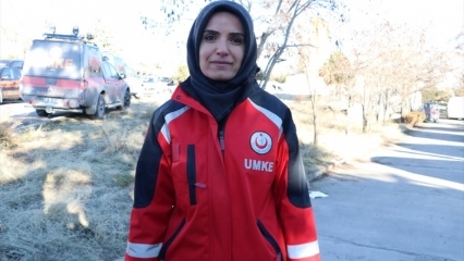 Wie praat Emine Kuştepe met Azize tijdens de aardbeving?
