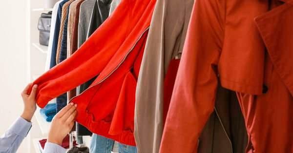 Kan de ziekte worden overgedragen via kleding die in de winkel wordt gepast?