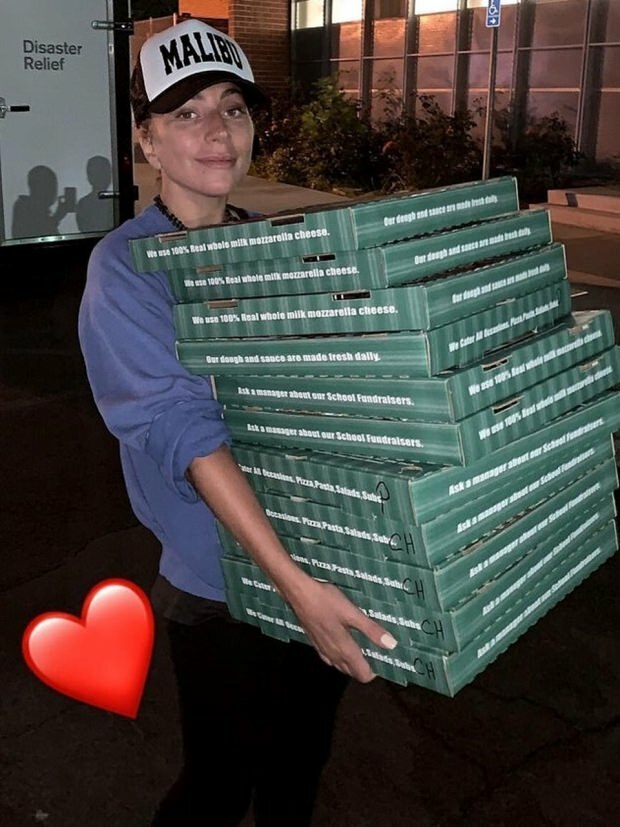 De wereldberoemde Lady Gaga wordt pizzadistributeur
