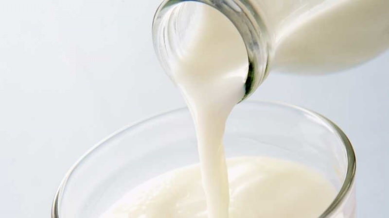 Hoe u rondspatten bij het gieten van melk kunt voorkomen