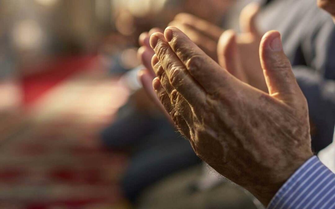 Geopende handen voor gebed