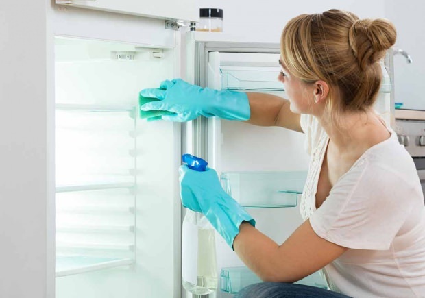 Hoe wordt de koelkast schoongemaakt?