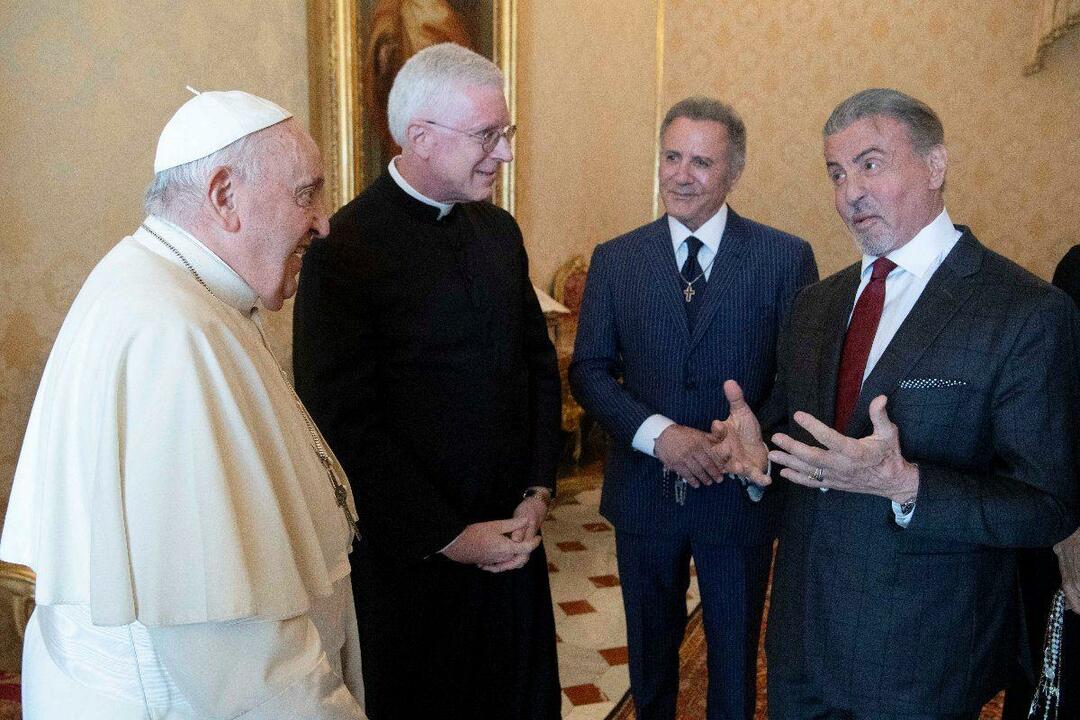 Sylvester Stallone bezocht paus Franciscus met zijn gezin