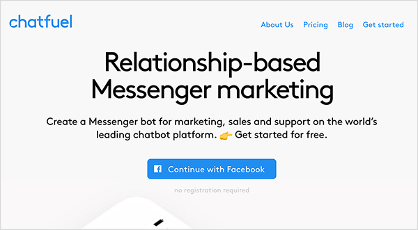 Dit is een screenshot van de Chatfuel-website. Linksboven verschijnt het woord "Chatfuel" in blauwe tekst. Rechtsboven staan ​​de volgende navigatie-opties: Over ons, Prijzen, Blog, Aan de slag. In het midden van het hoofdgedeelte van de website staat meer tekst. Een grote kop zegt "Relatie-gebaseerde Messenger-marketing". Onder de kop staat de volgende tekst: "Maak een Messenger-bot voor marketing, verkoop en ondersteuning op 