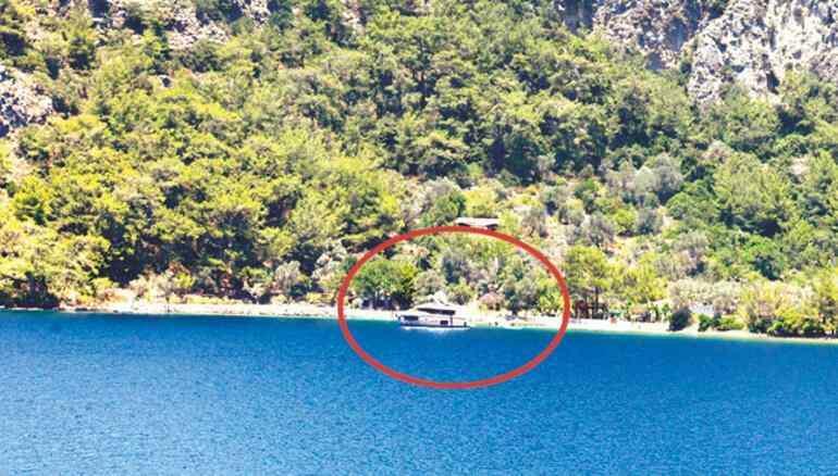 Şahan Gökbakar kocht een huis in een verlaten baai! Hij werd gestoord door rondvaartboten...