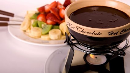 Maakt het eten van fondue gewichtstoename? Het recept van de chocoladefondue thuis