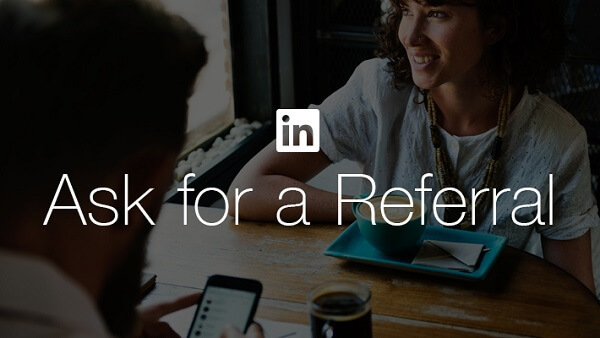  LinkedIn maakt het gemakkelijker voor werkzoekenden om een ​​verwijzing aan te vragen bij een vriend of collega met de nieuwe knop 'Vraag om een ​​verwijzing' van LinkedIn.