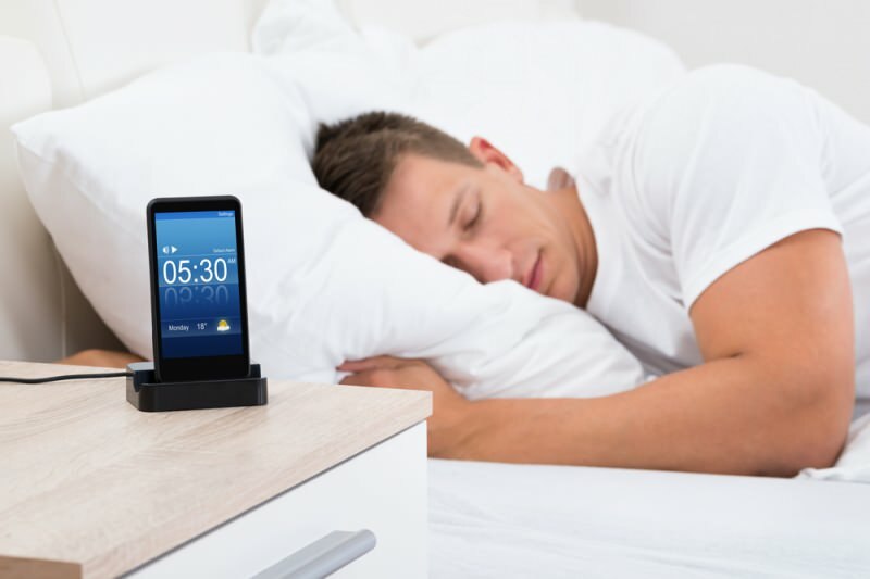 Dicht bij de mobiele telefoon slapen veroorzaakt een ernstige ziekte