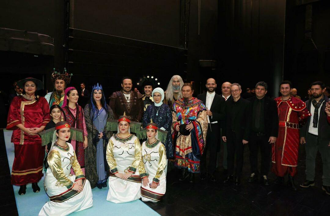 Emine Erdoğan keek naar de Turandot-opera