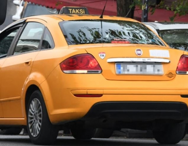 Berrak Tüzünataç nam gratis een taxi