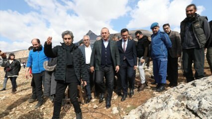 Mevlüt Çavuşoğlu bezocht de set van de inbeslagnameserie