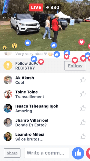 Tijdens je Facebook Live-uitzending zie je opmerkingen en reacties van gebruikers op het scherm.