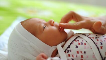 Natuurlijke geneeswijzen die bij baby's zuigelingen aften veroorzaken! Hoe passeren aften zweren?