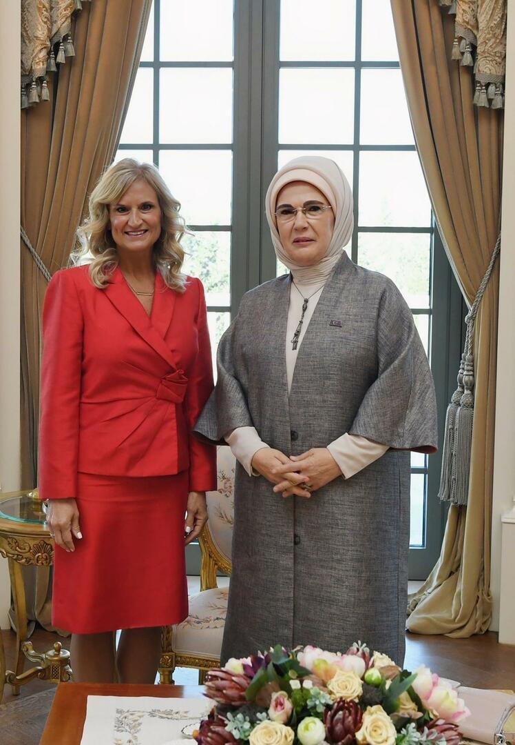 Emine Erdoğan ontmoette de vrouw van de Amerikaanse ambassadeur in Ankara Cheryl Flake