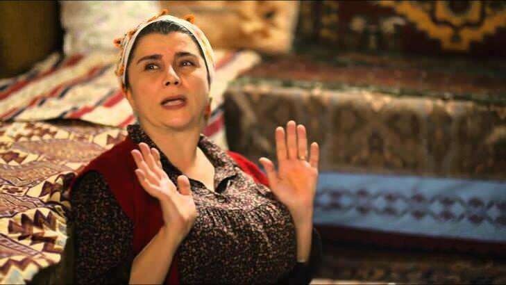 Wie is eigenlijk Gülcihan, de moeder van Girl in the Glass Sedat? Wie is Devrim Yakut en hoe oud is hij?