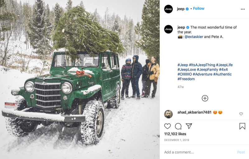 Instagram-bericht van @jeep met een gezin aan het einde van de kerstboomjacht met een boom op de top van hun jeep, diep in de sneeuw en bomenland