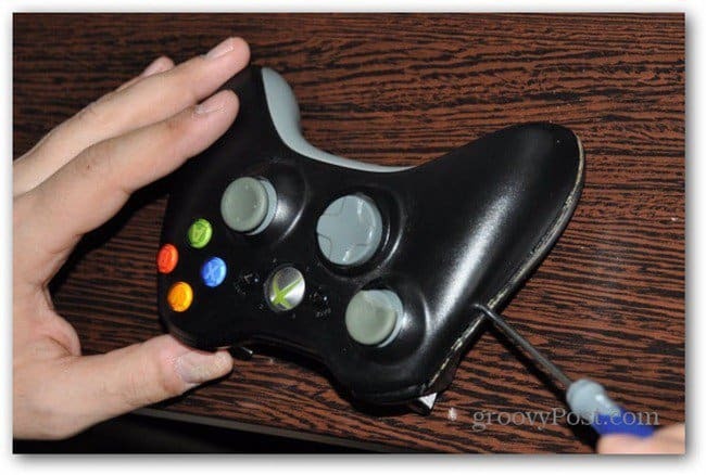 Vervang de analoge thumbsticks van de Xbox 360-controller om de behuizing van de controller uit elkaar te halen