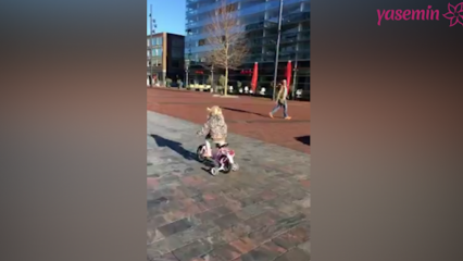 Klein meisje op de fiets concurreerde met de politie!