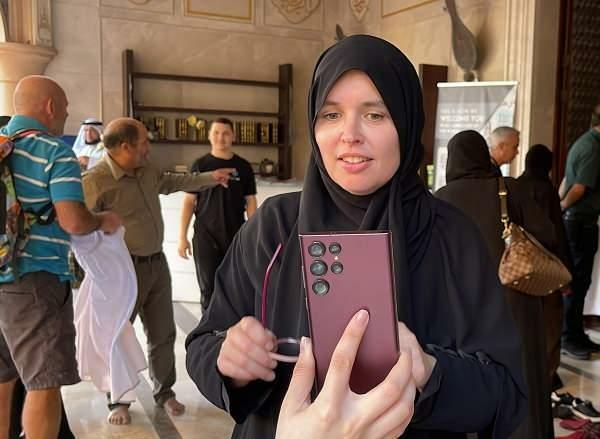 Toeristen in Qatar ontmoeten de islam