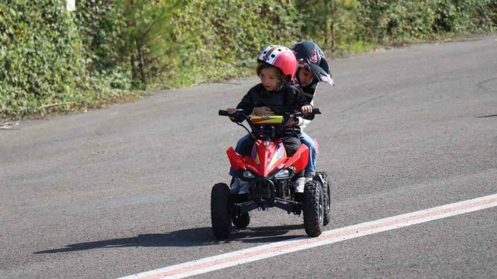 Kenan Sofuoğlu presenteerde een motorfiets aan de 4-jarige Göktürk